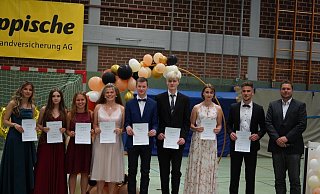 Christoph Praschak (rechts) zeichnte die Klassenbesten aus: Aaliyah Bircan Cokcanol und Angelina Wichmann (beide 10a), Tessa Budelmann und Nastja Kopchuk (beide 10b), Mattis Kalous und Lasse Hüls (beide 10c), Marie Lysann Müller und Johnethen Fade (beide 10d, von links). - SKS Blomberg Christoph Praschak (rechts) zeichnte die Klassenbesten aus: Aaliyah Bircan Cokcanol und Angelina Wichmann (beide 10a), Tessa Budelmann und Nastja Kopchuk (beide 10b), Mattis Kalous und Lasse Hüls (beide 10c), Marie Lysann Müller und Johnethen Fade (beide 10d, von links). - SKS Blomberg