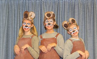 Die drei Mäuse (von links) Charlotte Zarsen, Tilda Wilke, Karla Westphal) freuen sich über die Stadtrechte. - Fotorechte: Freilichtbühne Bellenberg Die drei Mäuse (von links) Charlotte Zarsen, Tilda Wilke, Karla Westphal) freuen sich über die Stadtrechte. - Fotorechte: Freilichtbühne Bellenberg