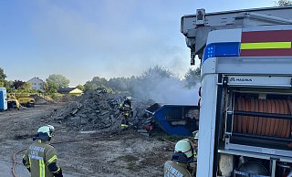 Eine Abfallmulde in die Stadenhauser Straße stand in Flammen. - Feuerwehr Lage