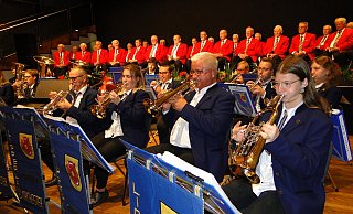 Der Polizeichor Detmold hat sich für das Benefiz-Konzert in der Stadthalle einen starken Klangkörper für den musikalischen Unterbau beschafft: Das Lipperland-Orchester Alverdissen entfaltet die volle Wucht eines schlagkräftigen Bläser-Ensembles und bietet so eine formidable Ergänzung des vokalen Vortrags vor nahezu ausverkauftem Haus. (Foto: Hajo Gärtner) - Hajo Gärtner