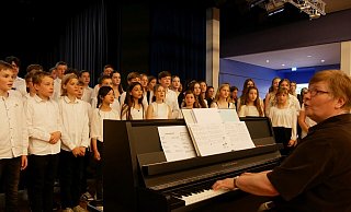 Vereint im großen Tutti. Alle Ensembles verabschieden sich mit dem englischen Volkslied "Scarborough Fair" unter Leitung von Ulrike Althöfer-Lübke am Klavier. - Thomas Krügler
