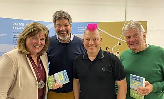 Rückkehr nach Rottendorf heißt der Titel des Buches, das auch den Oerlinghauser Teilnehmern des Projekts Das Dritte Reich und wir vorgestellt wurde. Manuela Outiti (von links, Heimatwerkstatt Lipperreihe), Autor Clemens Tangerding, Projektleiter Christian Stüber und Walter Knörrich (VVV Helpup) waren maßgeblich dabei. - Horst Biere Rückkehr nach Rottendorf heißt der Titel des Buches, das auch den Oerlinghauser Teilnehmern des Projekts Das Dritte Reich und wir vorgestellt wurde. Manuela Outiti (von links, Heimatwerkstatt Lipperreihe), Autor Clemens Tangerding, Projektleiter Christian Stüber und Walter Knörrich (VVV Helpup) waren maßgeblich dabei. - Horst Biere