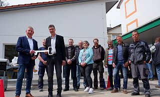 Bürgermeister Frank Meier und Architekt Lutz Brakemeier eröffnen gemeinsam mit den ausführenden Handwerkern (von links) Enrico Ens, Andreas Ens, Klaus Kuhfuß, Nadine Reineke (Gemeinde Extertal), Joschka Pockrandt, Andreas Dubbert, Marcus Meyer und Stefan Liedtke den neuen Statdtteiltreff. - Lorraine Brinkmann