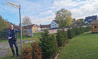 Uwe Potthast, Anwohner des Potsdamer Weges, wünscht sich für die Anwohner des Baugebietes keinen Straßenendausbau, sondern eine Anbindung an die Bahnhofstraße. Seit Jahren geplant, ist hier nur ein Stück grüne Wiese. - Sylvia Frevert