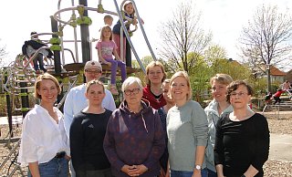 Sie kümmern sich um das Wohl der Kinder in der Grundschule Hardissen: Julia Niebuhr (vordere Reihe von links), Elvira Peters, Christina Röper, Astrid Friedrich, Ina Carl, Sabine Schreiber und Diana Polinkski sowie (hinten) Sebastian Wedemann und Claudia van Zaddelhoff-Wörmann. - Hajo Gärtner
