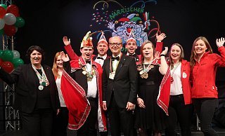 Feiern den närrischen Landtag: Ellen Stock, Emmely Krüger, Prinz Espen I. Möllmann,Matthias Kaiser, André Kuper, Denzel Köhler, Prinzessin Cathleen I. Krybus ,Yvonne Bruns und Nadine Gronemeier (von links). - Landtag NRW / Schälte