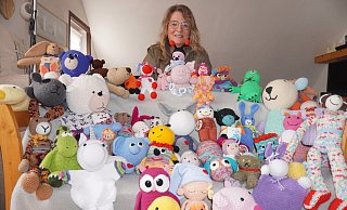 Christiane Möbus, Organisatorin des Stricktreffs Horn-Bad Meinberg, zeigt eine bunte Schar an Trostteddys, die ihre Gruppe hergestellt hat.  - Michaela Weiße(LZ)