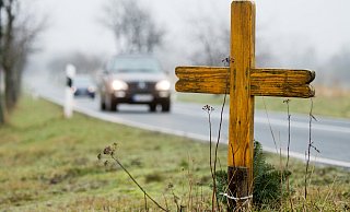 Kreuze zur Erinnerung an einen Verkehrstoten stehen an einigen Orten der B1 - eine Unfallstraße ist die Strecke im lippischen Bereich aber nicht, sagt die Polizei. - picture alliance / Julian Stratenschulte/dpa Kreuze zur Erinnerung an einen Verkehrstoten stehen an einigen Orten der B1 - eine Unfallstraße ist die Strecke im lippischen Bereich aber nicht, sagt die Polizei. - picture alliance / Julian Stratenschulte/dpa