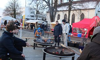 Die Feuerschalen in der Mitte des Marktplatzes hatten einen doppelten Nutzen: Die Glut wärmte und erhitzte zugleich das Stockbrot. Foto: Knut Dinter - Knut Dinter Die Feuerschalen in der Mitte des Marktplatzes hatten einen doppelten Nutzen: Die Glut wärmte und erhitzte zugleich das Stockbrot. Foto: Knut Dinter - Knut Dinter