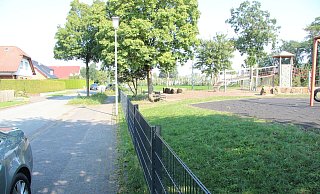 Die Grundschule Auf der Insel liegt an der Stadionstraße in einem verkehrsberuhigten Bereich, in dem nur Schritt gefahren werden darf. Für die DBA ist der Schulweg damit ausreichend sicher. - Dieter Asbrock