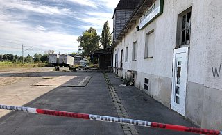Absperrband an der Ladestraße. Hier hatte am 20. September eine Lagerhalle gebrannt. - Thomas Reineke