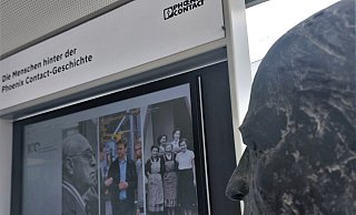 Die Dauerausstellung im Gebäude 37 verrät auch etwas über die Menschen hinter der Phoenix Contact-Geschichte. So etwa über Gründer Hugo Knümann (Statue). - Michaela Weiße Die Dauerausstellung im Gebäude 37 verrät auch etwas über die Menschen hinter der Phoenix Contact-Geschichte. So etwa über Gründer Hugo Knümann (Statue). - Michaela Weiße