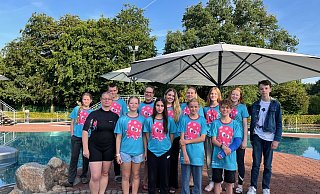 Die Helferinnen und Helfer freuen sich über die gelungene Aktion "Bad Salzuflen lernt schwimmen". - Stadt Bad Salzuflen
