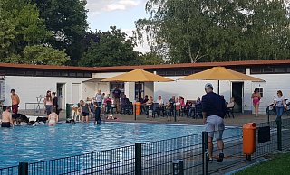 Das Hundeschwimmen im Freibad in Lieme ist sehr beliebt. - Michael Ernst