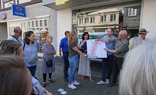 Projektleiter Christian Ahlers (Stadt Detmold) erläutert mit Laura Schäfer (DSK Stadtentwicklung) die Pläne für den ersten Bauabschnitt der Langen Straße. Im Hintergrund stehen Henrik Hagemeister (Bauleitung Stadt Detmold) und Nadine Vormweg (Freiraumplanung Stadt Detmold), wie etwas verdeckt Peer Reese (Team Ordnung Stadt Detmold). - Jost Wolf Projektleiter Christian Ahlers (Stadt Detmold) erläutert mit Laura Schäfer (DSK Stadtentwicklung) die Pläne für den ersten Bauabschnitt der Langen Straße. Im Hintergrund stehen Henrik Hagemeister (Bauleitung Stadt Detmold) und Nadine Vormweg (Freiraumplanung Stadt Detmold), wie etwas verdeckt Peer Reese (Team Ordnung Stadt Detmold). - Jost Wolf