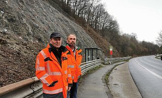 Die Bauarbeiten längs der Extertalstraße sind abgeschlossen: Sven Johanning (links, Pressesprecher Landesbetrieb Straßen NRW) und Rainer Waldhof (Projektingenieur Landesbetrieb Straßen NRW) präsentieren den mit Netzen abgesicherten Hang längs der Straße. - Sylvia Frevert
