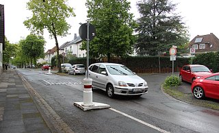 Die mobilen Elemente sollen die Geschwindigkeit der Autofahrer in der Herrmannstraße drosseln. Einigen Anwohnern passen aber die sogenannten Berliner Kissen, die "Straßenhuckel", nicht. - Kirsten Fuhrmann Die mobilen Elemente sollen die Geschwindigkeit der Autofahrer in der Herrmannstraße drosseln. Einigen Anwohnern passen aber die sogenannten Berliner Kissen, die "Straßenhuckel", nicht. - Kirsten Fuhrmann