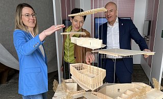 Projektleiterin Anna Stein, Museumsdirektorin Dr. Marie Luisa Allemeyer und Dr. Georg Lunemann, Direktor des Landschaftsverbands Westfalen-Lippe, (von links) stehen an einem Explosionsmodell des neuen Eingangs- und Ausstellungsgebäudes. Dieses ist neu im Museum zu sehen. - Jana Beckmann Projektleiterin Anna Stein, Museumsdirektorin Dr. Marie Luisa Allemeyer und Dr. Georg Lunemann, Direktor des Landschaftsverbands Westfalen-Lippe, (von links) stehen an einem Explosionsmodell des neuen Eingangs- und Ausstellungsgebäudes. Dieses ist neu im Museum zu sehen. - Jana Beckmann