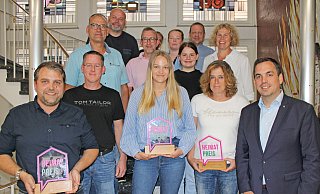 Bürgermeister Torben Blome (rechts) und die weiteren Jury-Mitglieder überreichen die Trophäen für den Heimatpreis. Ronny Engel mit Thomas Hagedorn (vorne von links, SV Niese), Gillian König (IQ Lügde – SOS Kinderdorf) und Susanne Müller (Dorfgemeinschaft Rischenau) nehmen sie stellvertretend entgegen. - Nico Düllmann Bürgermeister Torben Blome (rechts) und die weiteren Jury-Mitglieder überreichen die Trophäen für den Heimatpreis. Ronny Engel mit Thomas Hagedorn (vorne von links, SV Niese), Gillian König (IQ Lügde – SOS Kinderdorf) und Susanne Müller (Dorfgemeinschaft Rischenau) nehmen sie stellvertretend entgegen. - Nico Düllmann