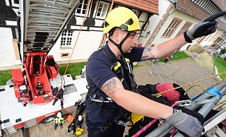 Feuerwehrmann Doran Friedrichs lässt den Dummy an einem Flaschenzug nach unten - Nicole Ellerbrake