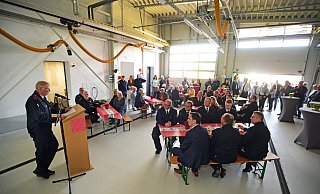 Löschgruppenführer Ulrich Tintel hält seine Ansprache im neuen Feuerwehrgerätehaus - Nicole Ellerbrake Löschgruppenführer Ulrich Tintel hält seine Ansprache im neuen Feuerwehrgerätehaus - Nicole Ellerbrake