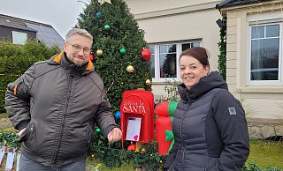 Sven Pantow und Jacqueline Hellmig stehen vor ihrem "Weihnachtshaus" und staunen über die vielen Briefe an den Weihnachtsmann. - Raffael Giebel Sven Pantow und Jacqueline Hellmig stehen vor ihrem "Weihnachtshaus" und staunen über die vielen Briefe an den Weihnachtsmann. - Raffael Giebel