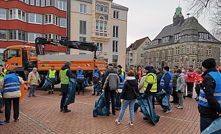 Auch das ist Ehrenamt: Der Lagenser Stadtputztag war im vergangenen Jahr laut Ralf Hammacher vom Stadtmarketing ein voller Erfolg. Rund 400 freiwillige Helfer sammelten etwa 15 Kubikmeter Müll. - Stadtmarketing Lage