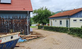Das alte Sanitärgebäude (rechts) wird in den nächsten Wochen verschwinden. Im neuen in der ehemaligen Scheune fehlen nur noch die Waschbecken und Wasserhähne und ein neuer Fassadenanstrich. Ein neues Dach hat sie schon, warmes Wasser soll die Sonne liefern. - Marianne Schwarzer