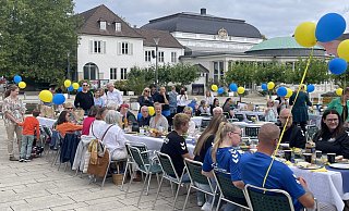 Beim ersten Salzsieder-Frühstück 2023 tafelten die Gäste unter freiem, wenn auch wolkigem, Himmel im Kurpark. In diesem Jahr soll die Sonne noch mehr scheinen. - Silke Buhrmester Beim ersten Salzsieder-Frühstück 2023 tafelten die Gäste unter freiem, wenn auch wolkigem, Himmel im Kurpark. In diesem Jahr soll die Sonne noch mehr scheinen. - Silke Buhrmester