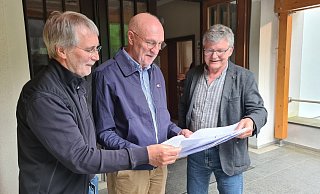 Die Initiatoren Udo Zippel (von links), Professor Dr. Rolf-Dieter Weege und Professor Dr. Hans-Jürgen Danneel blicken vor dem Dorfgemeinschaftshaus in Westorf in die ersten Unterschriftenlisten. - Nadine Uphoff Die Initiatoren Udo Zippel (von links), Professor Dr. Rolf-Dieter Weege und Professor Dr. Hans-Jürgen Danneel blicken vor dem Dorfgemeinschaftshaus in Westorf in die ersten Unterschriftenlisten. - Nadine Uphoff