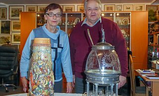 Brigitte und Wilfried Mellies präsentieren zwei neue Exponate ihrer Sammlung: einen Bierkrug aus dem frühen20. Jahrhundert und eine Glasbowle mit Gläsern, die nach kunsthistorischer Einschätzung ein Unikat sein dürfte. - Lippisches Landesmuseum