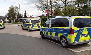 Einsatzfahrzeuge der Polizei stehen vor der Sekundarschule Nordlippe. - Jens Rademacher