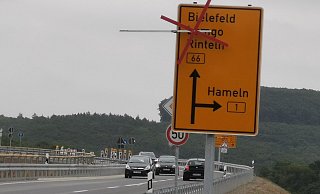 Der Verkehr rollt wieder auf der B 1. Sie wurden gestern im Bereich des Anschlusses an die künftige Umgehungsstraße Barntrup nach langer Bauzeit wieder eröffnet. Das Hinweisschild ist "Zukunftsmusik" und weist bereits auf die Verkehrsführung nach der für nächstes Jahr geplanten Eröffnung der B 66 neu hin. - Sylvia Frevert(LZ)