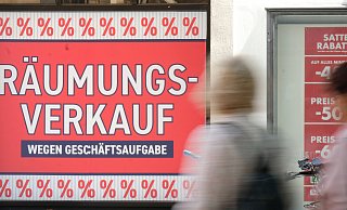 Ein Modegeschäft muss schließen: Die Branche leidet auch in OWL besonders unter der aktuellen Kaufzurückhaltung. - (c) Copyright 2023, dpa (www.dpa.de). Alle Rechte vorbehalten