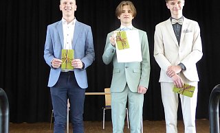 Klassenbeste: Floris Etienne Frede, Enrico Matthew Davila und Phil Melcher (von links). - Johannes-Gigas-Schule Klassenbeste: Floris Etienne Frede, Enrico Matthew Davila und Phil Melcher (von links). - Johannes-Gigas-Schule