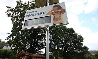 "Danke" sagt das Display (hier in Heidelbeck) demjenigen, der sich an die Geschwindigkeitsbegrenzung hält und nicht zu viel Lärm macht. - Archivfoto: Jens Rademacher