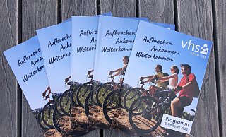 Die Programmhefte der VHS Lippe-Ost sind bereits verteilt und liegen unter anderem in den Rathäusern, Supermärkten und Geldinstituten aus. - VHS Lippe-Ost