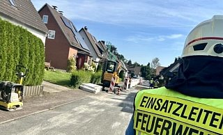 Bei Arbeiten in der Bergstraße wurde eine Gasleitung beschädigt. Die Feuerwehr Barntrup rückte aus. - Feuerwehr Barntrup Bei Arbeiten in der Bergstraße wurde eine Gasleitung beschädigt. Die Feuerwehr Barntrup rückte aus. - Feuerwehr Barntrup