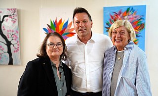 Susan Hoopmann, geborene Detmold (rechts), wurde bei ihrem Besuch im Detmolder Rathaus von ihrer deutschen Freundin Mira Sellheim (links) begleitet. Bürgermeister Frank Hilker empfing den besonderen Besuch mit Detmolder Wurzeln. - Stadt Detmold Susan Hoopmann, geborene Detmold (rechts), wurde bei ihrem Besuch im Detmolder Rathaus von ihrer deutschen Freundin Mira Sellheim (links) begleitet. Bürgermeister Frank Hilker empfing den besonderen Besuch mit Detmolder Wurzeln. - Stadt Detmold