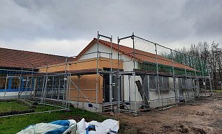 Derzeit ist die Baufirma mit dem Trockenausbau des 120 Quadratmeter großen Anbaus beschäftigt. Ende Februar soll der Betreuungsraum bezugsfertig sein. - Michaela Weiße Derzeit ist die Baufirma mit dem Trockenausbau des 120 Quadratmeter großen Anbaus beschäftigt. Ende Februar soll der Betreuungsraum bezugsfertig sein. - Michaela Weiße
