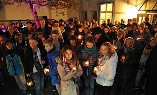 Jung und Alt: Schüler gestalten die Gedenkfeier zur Pogromnacht am Frenkel-Haus. - Nicole Ellerbrake