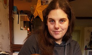 Papa ist jetzt ein Stern: Sabrina Galsterer erklärt so dem zweijährigen Sam, dass sein Papa Daniel nicht mehr da ist. Der kleine Bela ist erst zur Welt gekommen, nachdem sein Vater bereits verstorben war. - Marianne Schwarzer