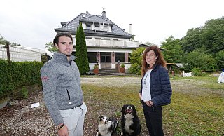 Sylvia Cord freut sich gemeinsam mit ihren Sohn Dustin schon auf nächsten Sommer, wenn das "Waldschlösschen" in neuem Glanz eröffnen soll. Für Hunde wie "Happy" (links) und "Aimy" soll es dann einen speziellen Auslaufbereich geben. Die Kiesfläche wird zur Süd-Terrasse umgebaut, die Steinbrüstung auf dem Dach des Vorbaus wird einem Geländer weichen. An der Dachgaube ist einer der Notausstiege zu sehen, die wegen Brandschutz-Vorschriften installiert werden mussten. - Jost Wolf