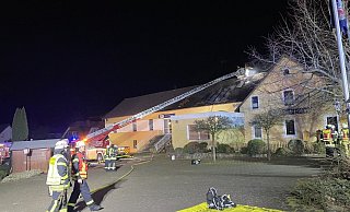 In Retzen steht in der Nacht zu Montag eine Halle in Flammen. - Freitag TV In Retzen steht in der Nacht zu Montag eine Halle in Flammen. - Freitag TV