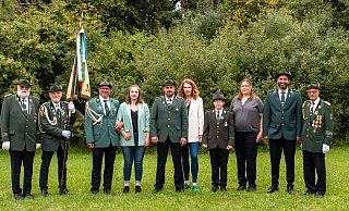 Das neue Königspaar mit Hofstaat und Vereinsspitze freut sich auf das Humfelder Schützenfest. - Schützenverein Humfeld Das neue Königspaar mit Hofstaat und Vereinsspitze freut sich auf das Humfelder Schützenfest. - Schützenverein Humfeld