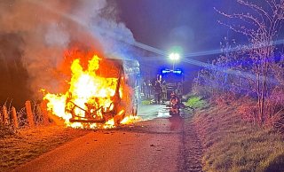 Ein Transporter ist in Detmold in Flammen aufgegangen. - Feuerwehr Detmold