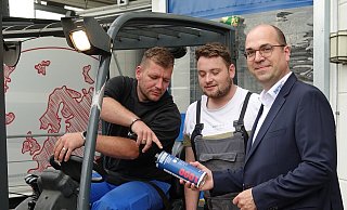 Dinol-Geschäftsführer Mark Feldmann (rechts) mit einem Produktcheck bei Kai-Niklas Haße (stehend) und Sebastian Hellweg (auf dem Gabelstapler). - Axel Bürger Dinol-Geschäftsführer Mark Feldmann (rechts) mit einem Produktcheck bei Kai-Niklas Haße (stehend) und Sebastian Hellweg (auf dem Gabelstapler). - Axel Bürger