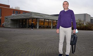 Integrationshelfer Karim Suleiman steht vor der Mensa des
Schulzentrums Aspe. - Georg Kälble Integrationshelfer Karim Suleiman steht vor der Mensa des
Schulzentrums Aspe. - Georg Kälble