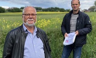 Karl-Ludwig Tracht (links) und Uwe Vogel wollen die sogenannte Nordumgehung durch das Ilsetal verhindern. Die Felder hinter ihnen in Richtung Wacholderweg würden durch die Trasse zerschnitten, warnen die beiden Pro-Ilsetal-Vertreter. - Till Brand Karl-Ludwig Tracht (links) und Uwe Vogel wollen die sogenannte Nordumgehung durch das Ilsetal verhindern. Die Felder hinter ihnen in Richtung Wacholderweg würden durch die Trasse zerschnitten, warnen die beiden Pro-Ilsetal-Vertreter. - Till Brand