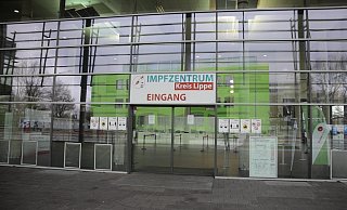 Willkommen im Impfzentrum Lippe: Mittlerweile ist der Betrieb für die Allgemeinheit aufgenommen. Am 10. Januar jedoch ruhte in der Phoenix Contact Arena alles – lediglich 251 Mitarbeiter erhielten eine exklusive Einladung für einen Impftermin. - Jannik Stodiek Willkommen im Impfzentrum Lippe: Mittlerweile ist der Betrieb für die Allgemeinheit aufgenommen. Am 10. Januar jedoch ruhte in der Phoenix Contact Arena alles – lediglich 251 Mitarbeiter erhielten eine exklusive Einladung für einen Impftermin. - Jannik Stodiek